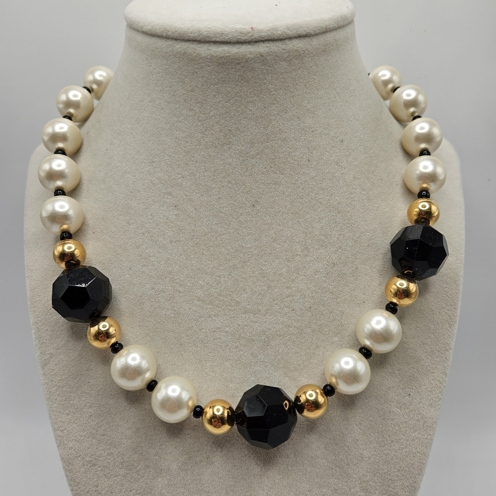 VINTAGE Avon Fifth Avenue 1986 Black and White Plastic Beaded Strand Necklace